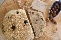 Havermoutbrood met hazelnoten en rozijnen