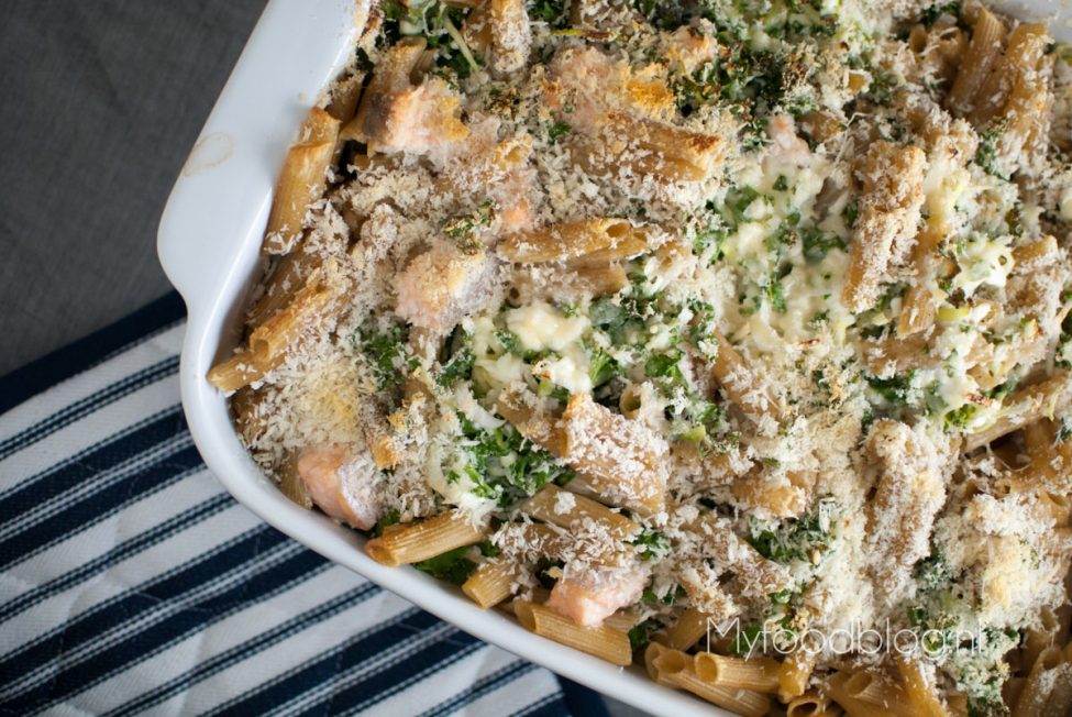 Pasta uit de oven met zalm, prei en boerenkool