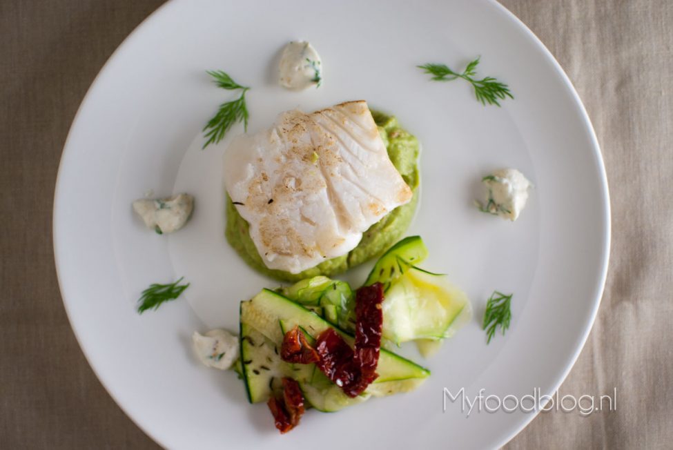Kabeljauw met courgette salade en avocado dip