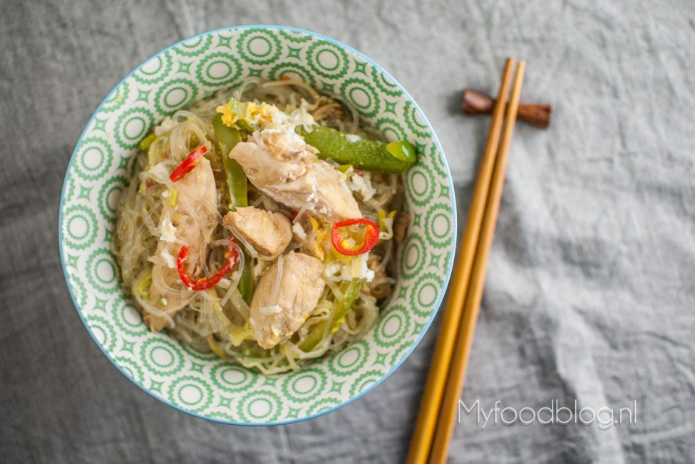 Rijst noodles met kip en lekker veel groenten