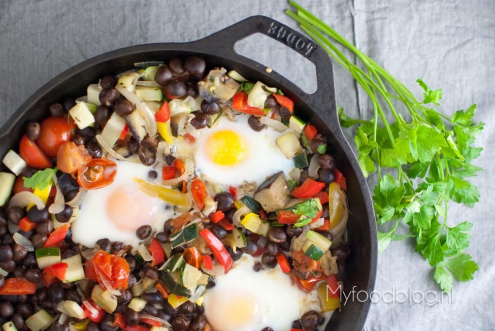Ratatouille met kapucijners en ei