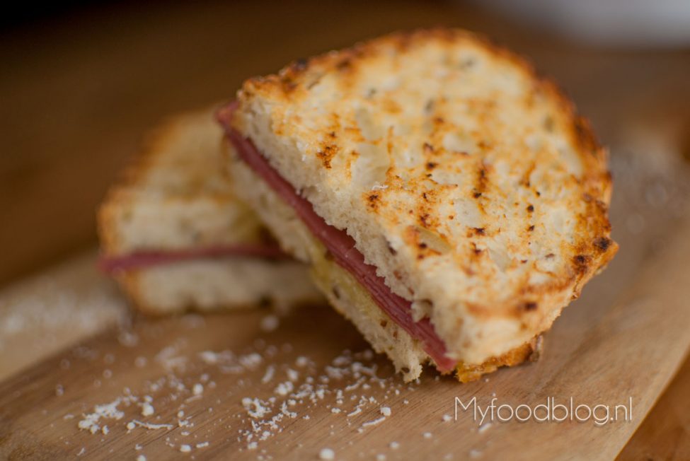 Luxe tosti met pastrami, Parmezaan en truffel