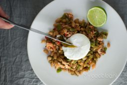 Eenpansgerecht met witte bonen, snijbonen en zalm