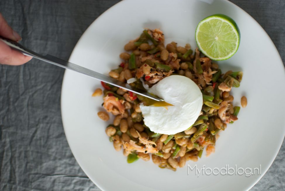 Eenpansgerecht met witte bonen, snijbonen en zalm