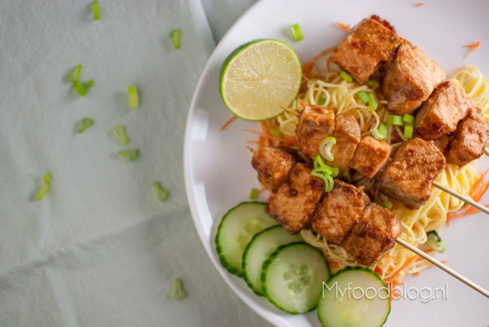 Zalmspiesjes met noodles