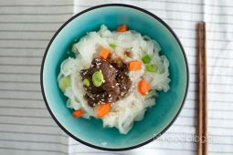 Biefstukreepjes met noodles en een snelle saus