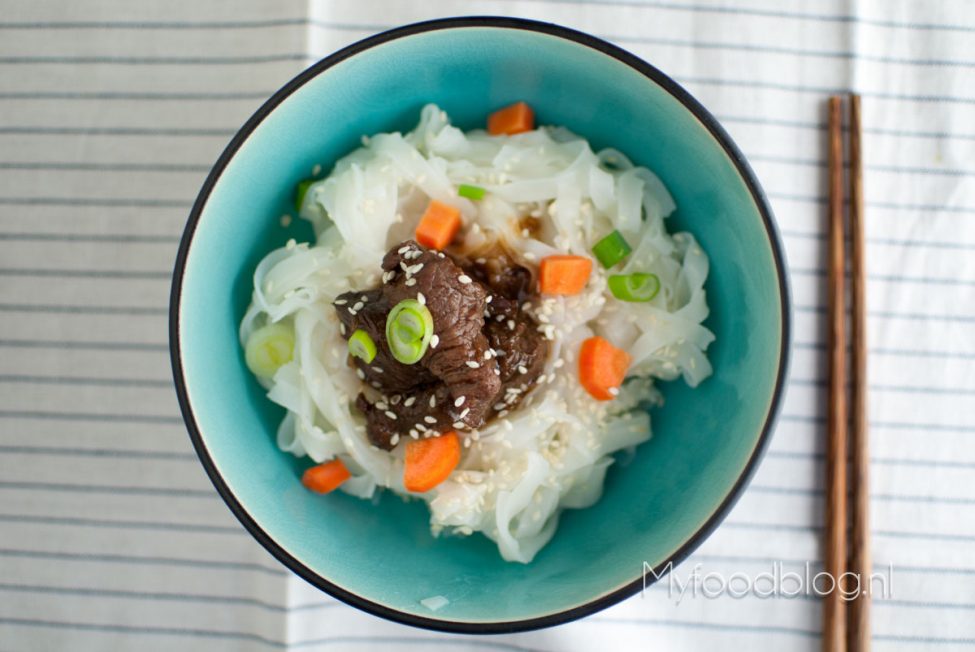Biefstukreepjes met noodles en een snelle saus