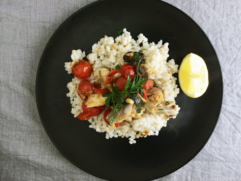 Parelcouscous met tomaten en makreel