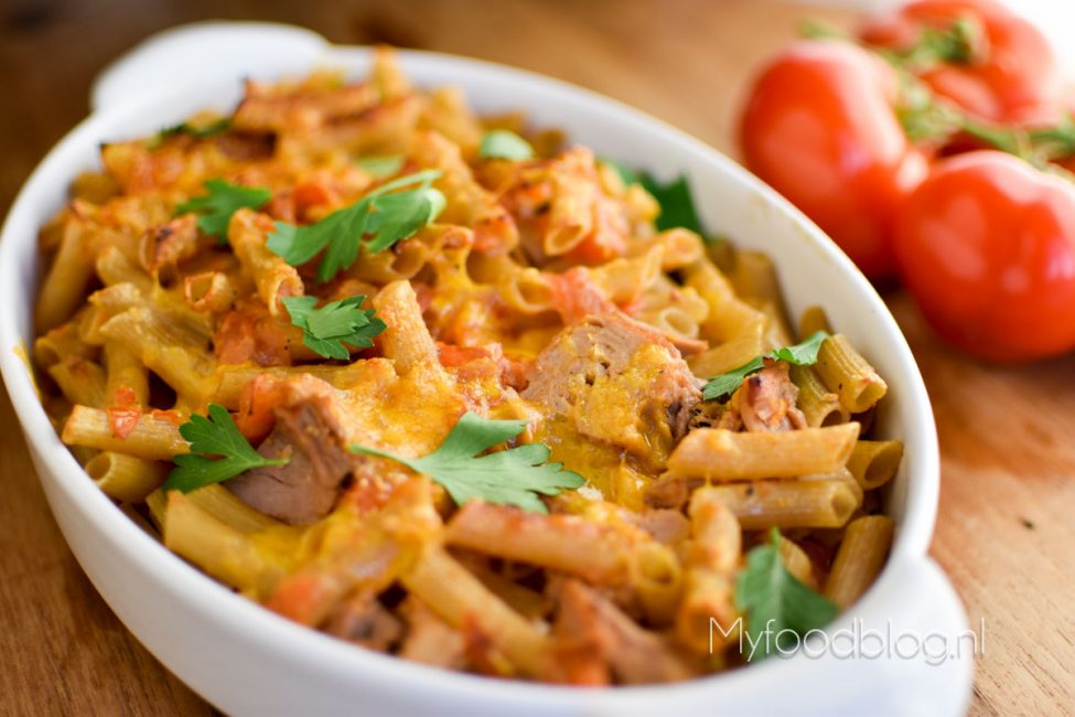Pasta tonijn en tomaat uit de oven