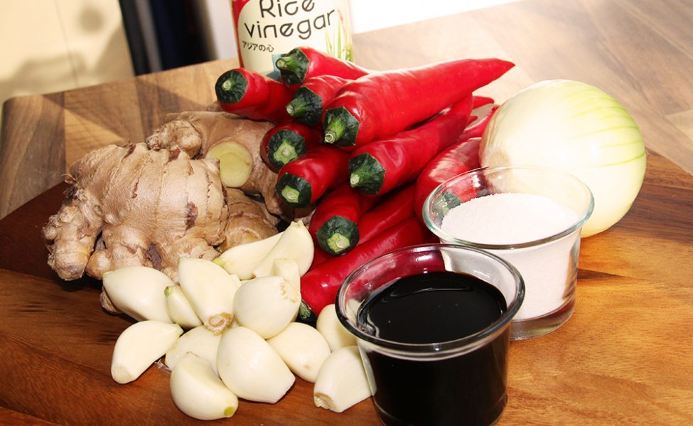 Zelfgemaakte pittige sambal (sambal badjak maken)