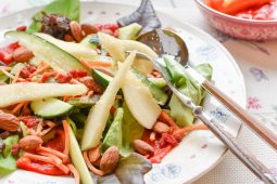 Salade met peer, amandelen en gojibessen