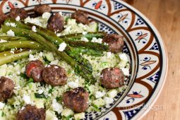 Bulghur, kruidige gehaktballetjes en groene asperges
