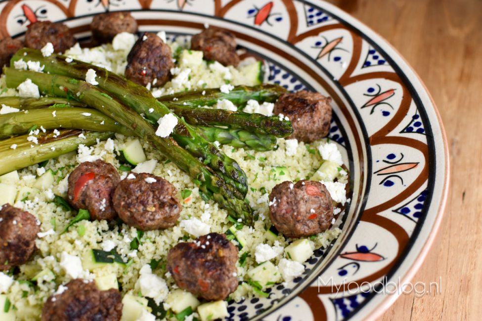 Bulghur, kruidige gehaktballetjes en groene asperges
