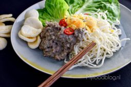 Noodles met Indonesisch gehakt en ei (arem-arem mie)