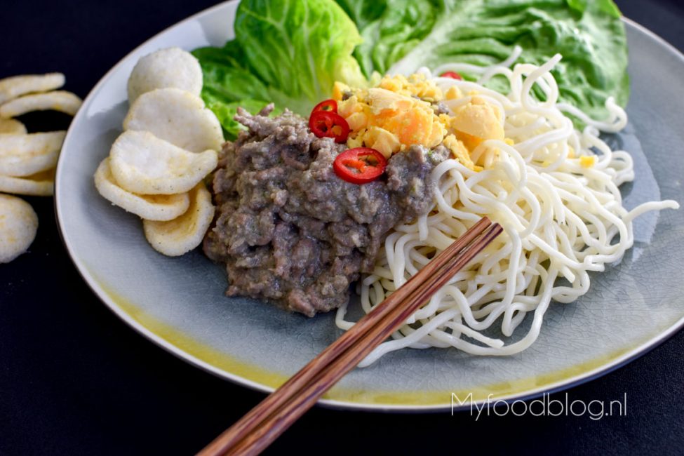 Noodles met Indonesisch gehakt en ei (arem-arem mie)