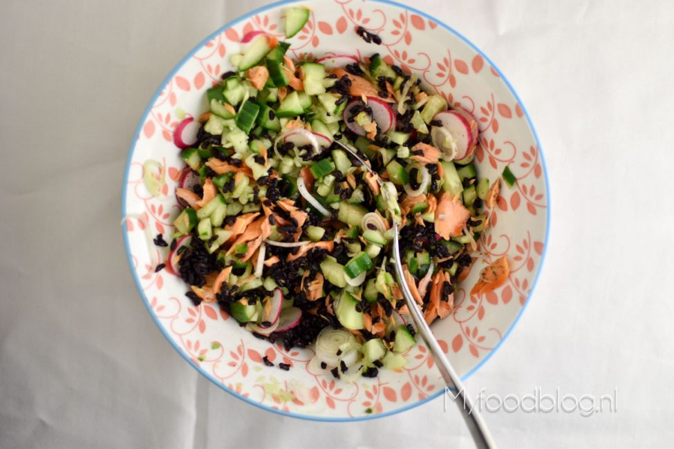 Zwarte rijstsalade met zalm