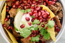 Taco salade met guacamole en granaatappelpitjes