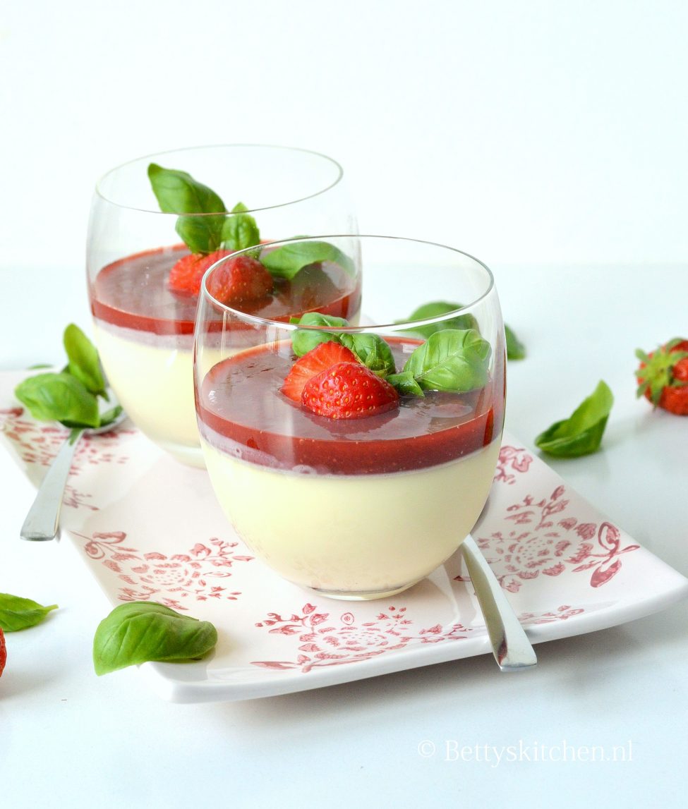 Panna cotta met aardbeien en basilicum