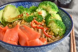 Soba noodle bowl met broccoli, zalm en avocado