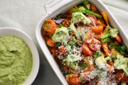 Nachoschotel met BBQ pulled chicken met pittige guacamole