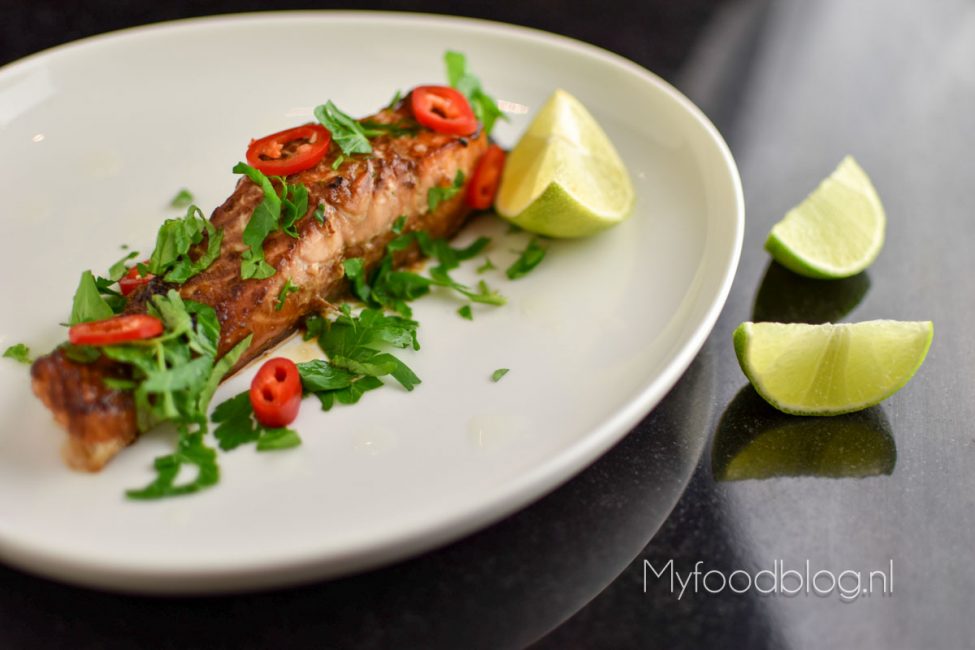 Gegrilde zalm in een Aziatisch jasje