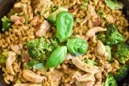 Eenpans macaroni met broccoli en kip