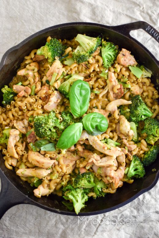 eenpans macaroni met broccoli en kip - recept