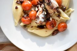 Reuze pastaschelpen met sardines en tomaat