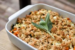 Hartige crumble met kip en zoete aardappel