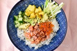Poke bowl met zalm en avocado