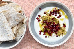 Labneh met pistache dukkah