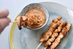 Kipsaté met pindasaus