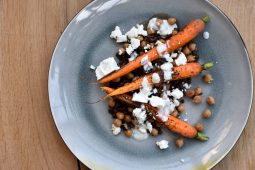 Geroosterde Midden-Oosterse wortelsalade