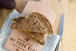 Tosti kaas, avocado & sambal