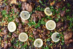 Msakhan: gegrilde kippendijen met za’atar en sumac