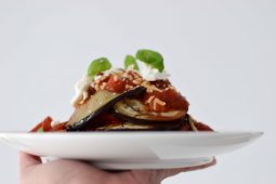 Aubergineschotel met feta en tomaat