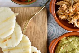 Arepas met pulled chicken, tomatensalsa en guac