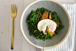 Boerenkoolsalade met linzen, sardines en ei