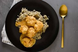 Bloemkoolrijst curry met kip en verborgen groenten