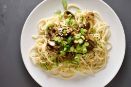 Udon noodles met teriyaki champignons