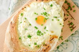 Khachapuri (Georgisch brood met kaas en ei)