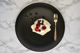 Mini pavlova’s met rood fruit