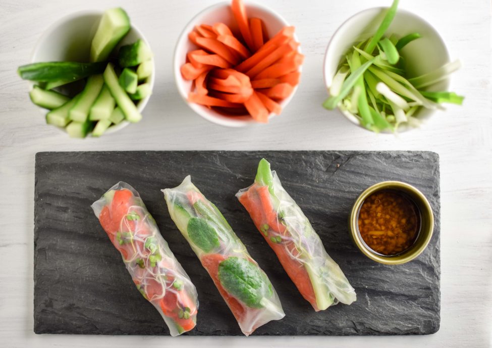 Spring rolls met gerookte zalm en avocado