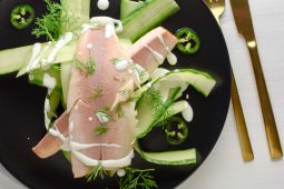 Komkommersalade met gerookte forel