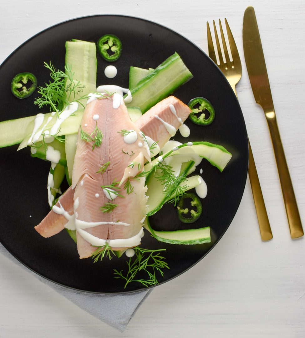 Komkommersalade met gerookte forel