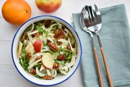 Venkelsalade met appel, pecannoten en sinaasappel