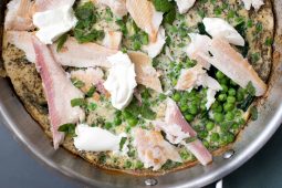 Goed gevulde omelet met forel, doperwten en munt