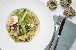 Tagliatelle met groene asperges, zalm en ei