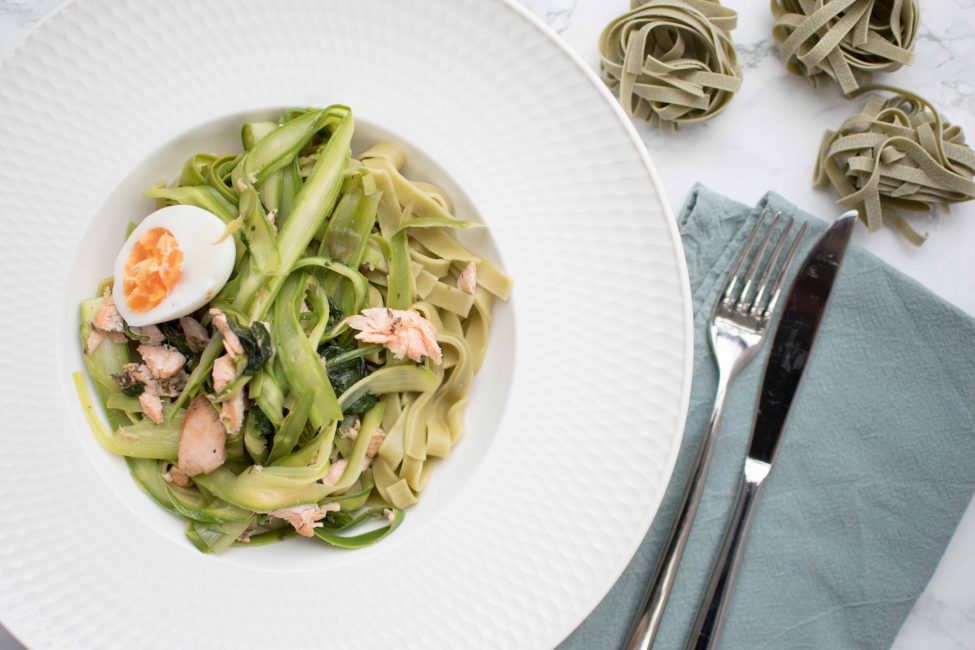 Tagliatelle met groene asperges, zalm en ei