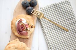 Mini pizza met vijg, mozzarella en ham (of rookvlees)